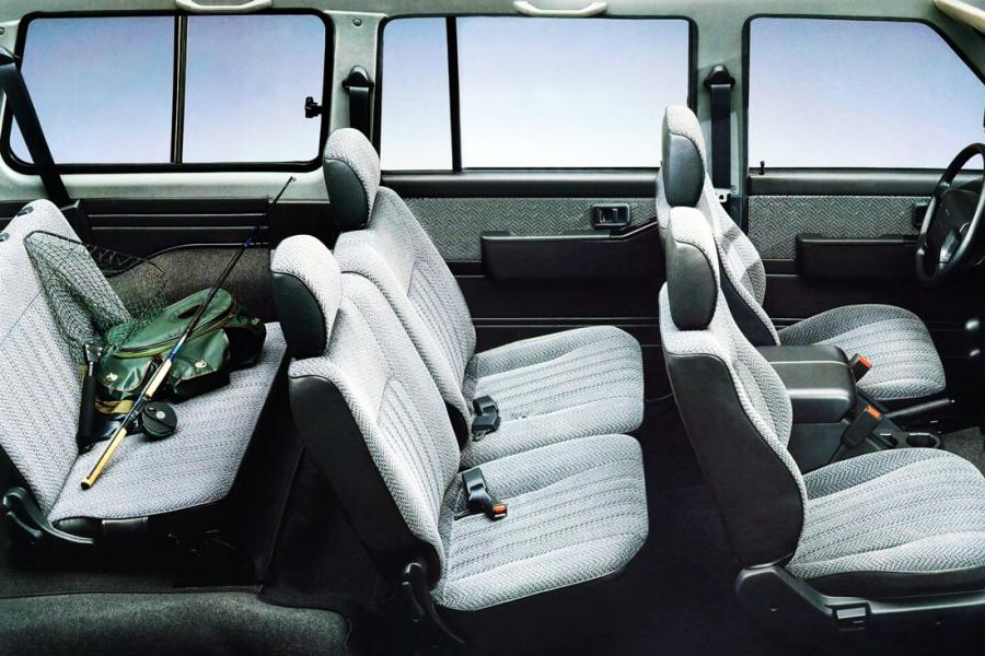 Интерьер Nissan Patrol GR 5-Door (Y60) 1987 года  (фото 2 из 14)